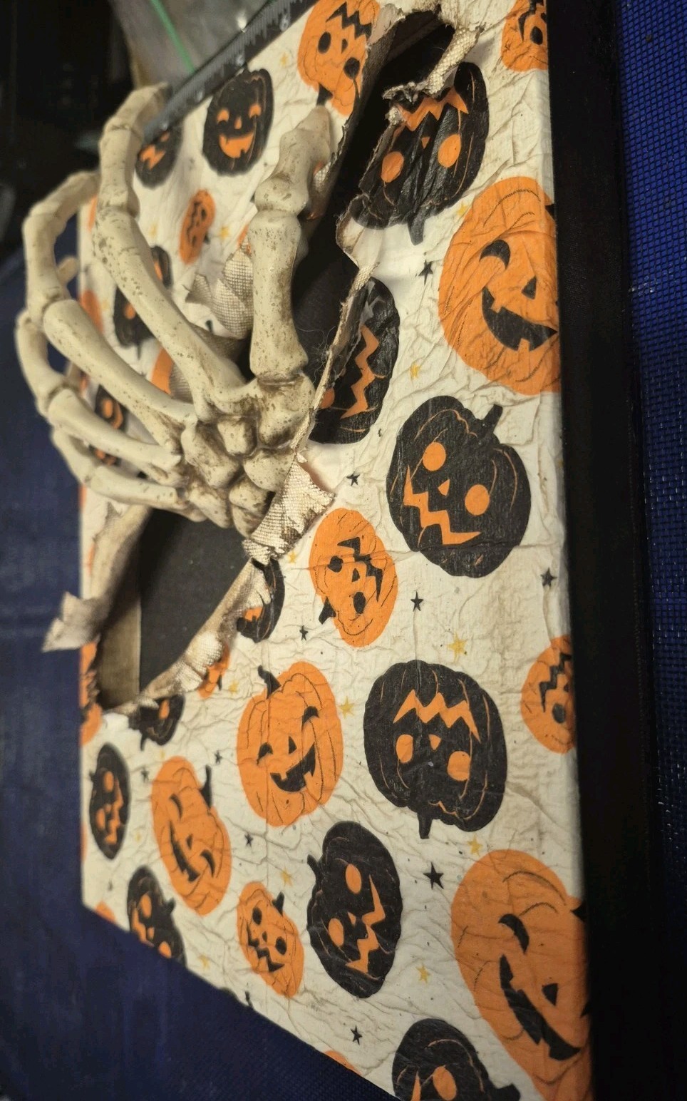 Halloween decorations 3D Skeleton Hand Tear Though Wall Hanging