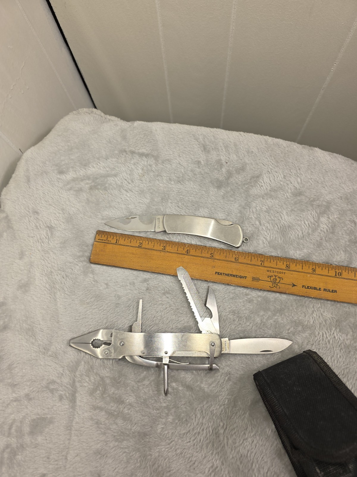 Multi-Tool with pocket knife with sheath with belt loop