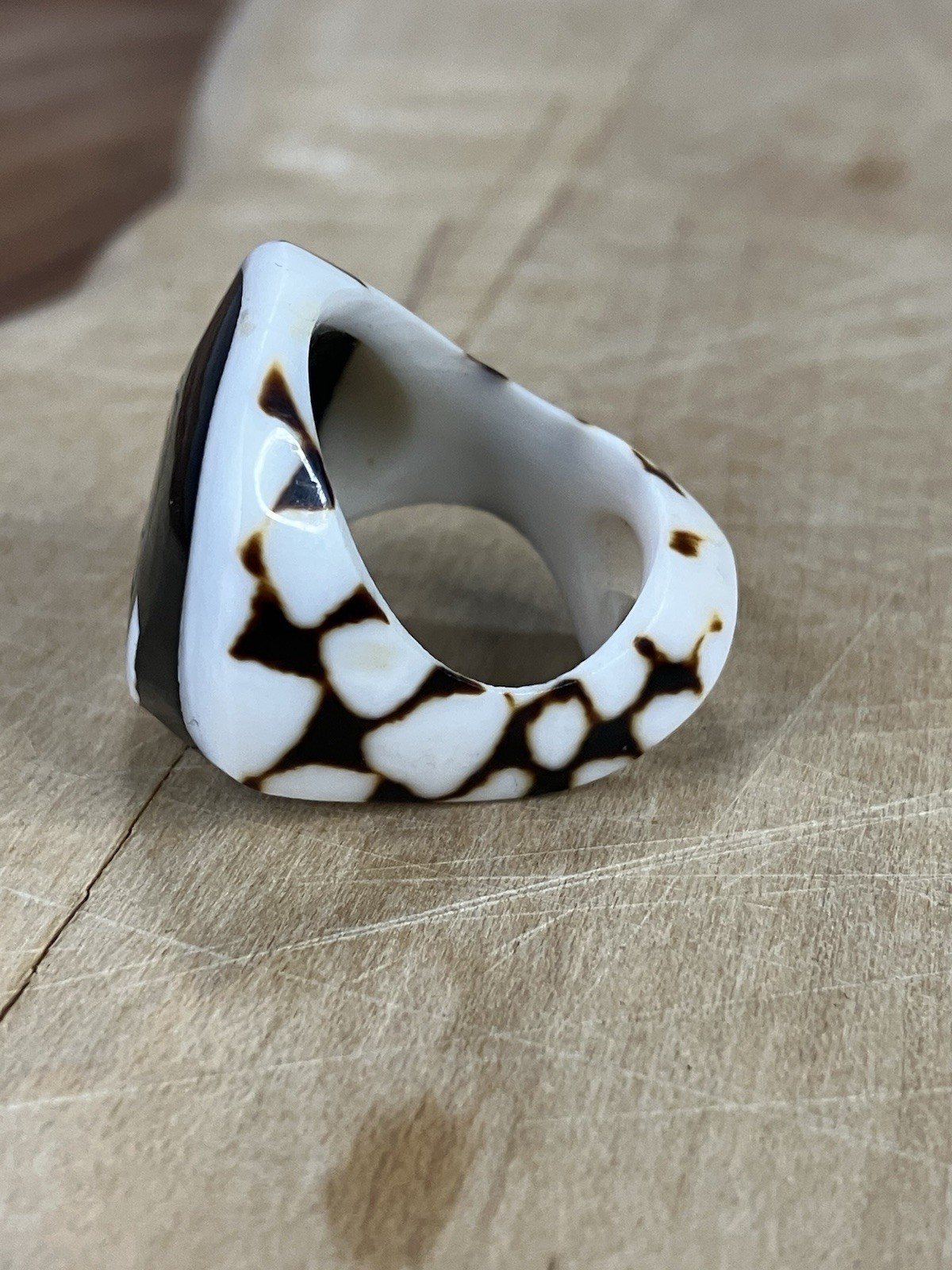 Boho-style statement ring featuring a seashell inlay Size