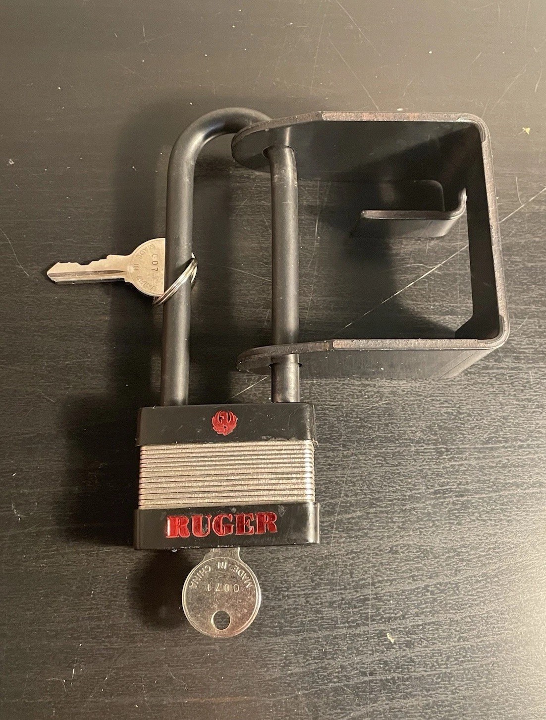 RUGER 10/22 CHAMBER SAFETY BRACKET PADLOCK 2 KEYS PM 153 BLACK METAL