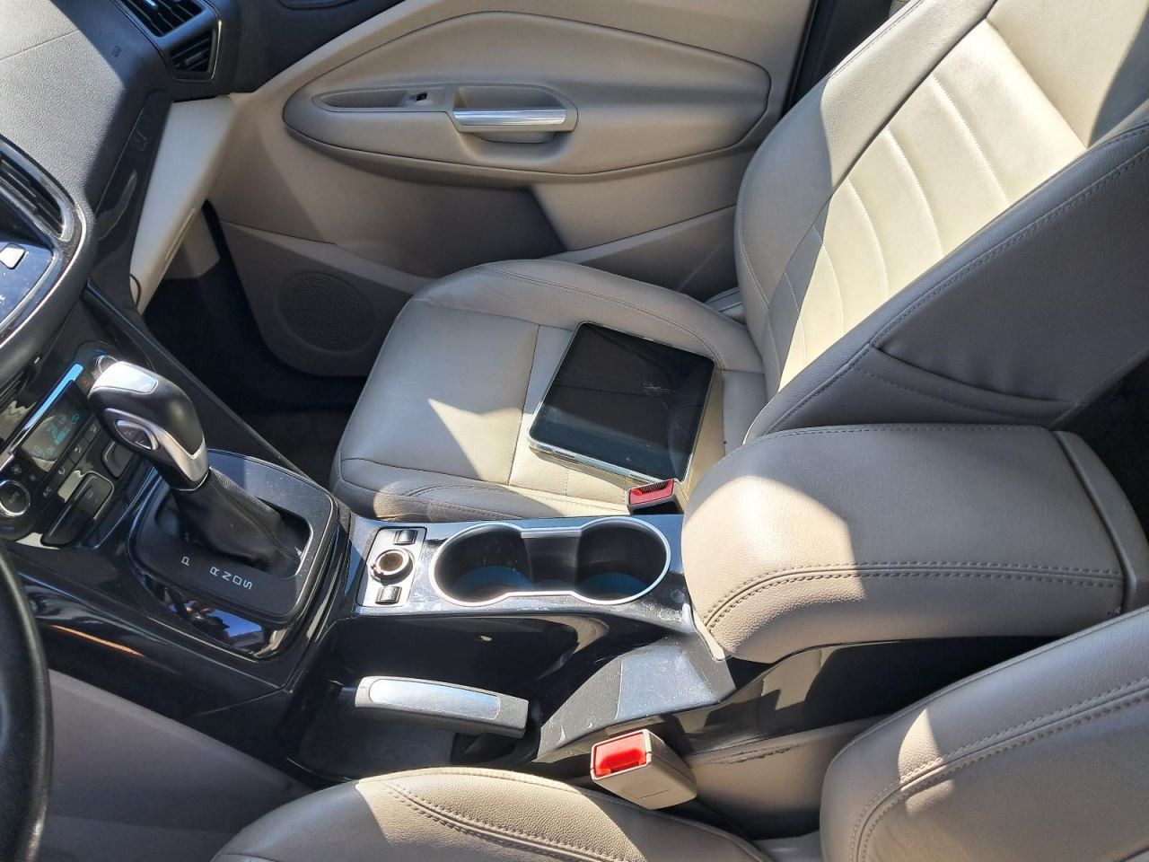 ESCAPE 2014 Glove Box 4842323