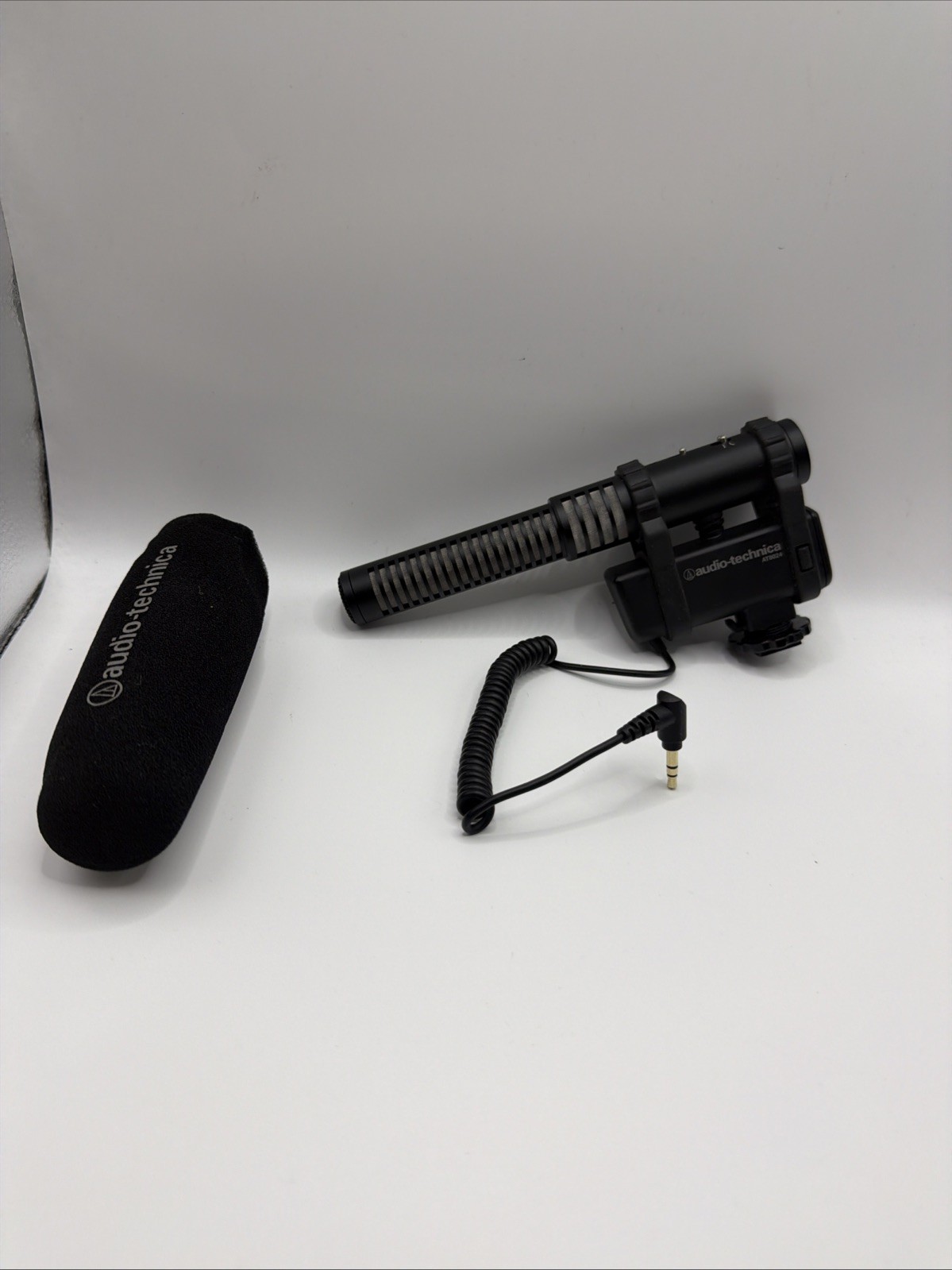 Audio-Technica AT8024 Stereo/Mono Camera-Mount Microphone for DSLR’s Works