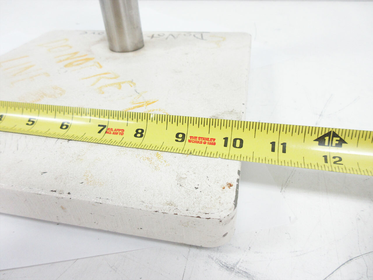 MICROSCOPE STAND HEAVY BASE WITH POST WEIGHT: 37.34 LBS