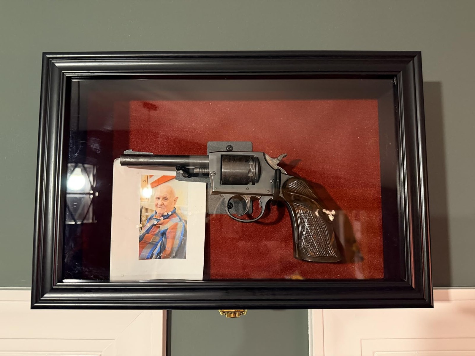 Gun Display Case Mahogany Wood 15 x 10 Handgun Pistol Revolver Lock Shadow Box