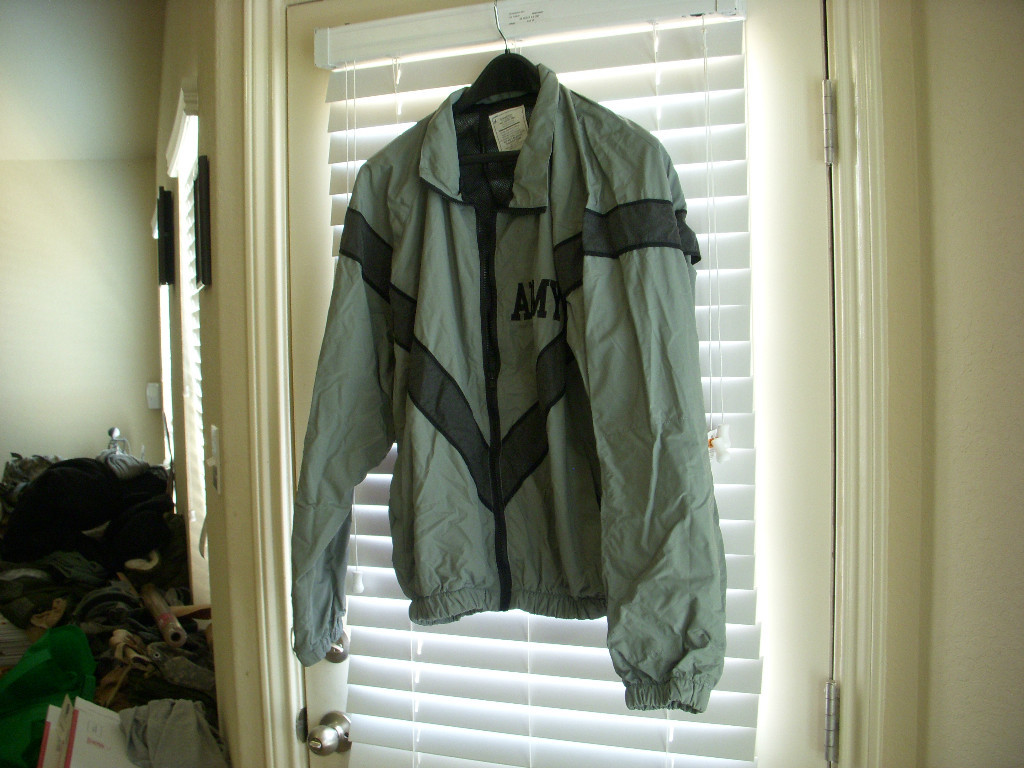 US ARMY IPFU JACKET SIZE LARGE - SHORT