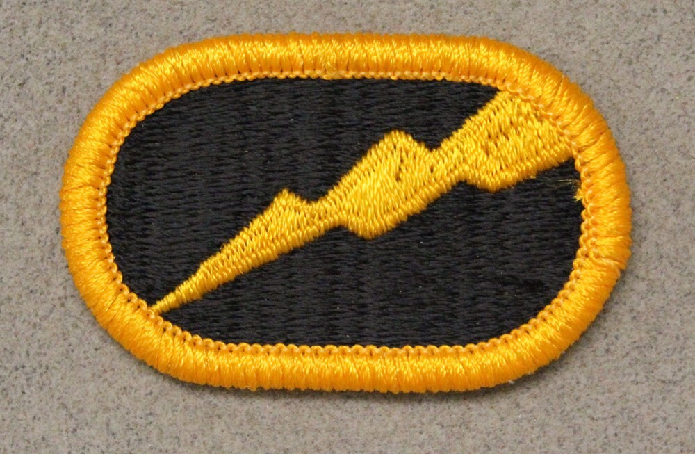 Airborne Oval Patch 700: 104th Infantry Det. LRP - merrowed edge