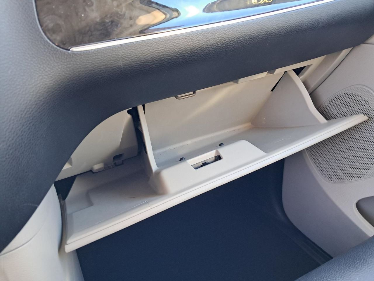TOWN COUN 2014 Glove Box 4822348