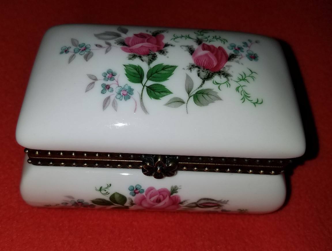 Beautifully Flowered Lidded Porcelain Trinket Box, MADE in Taiwan, R.O.C.13#3