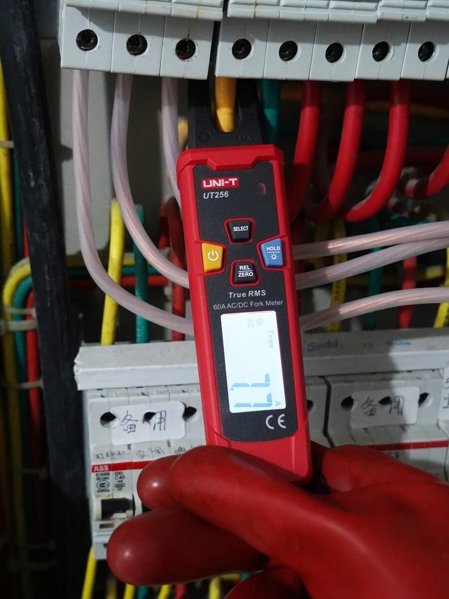 UNI-T UT256 60A AC/DC Fork Meter/True RMS Auto-Range Digital Clamp Ammeter