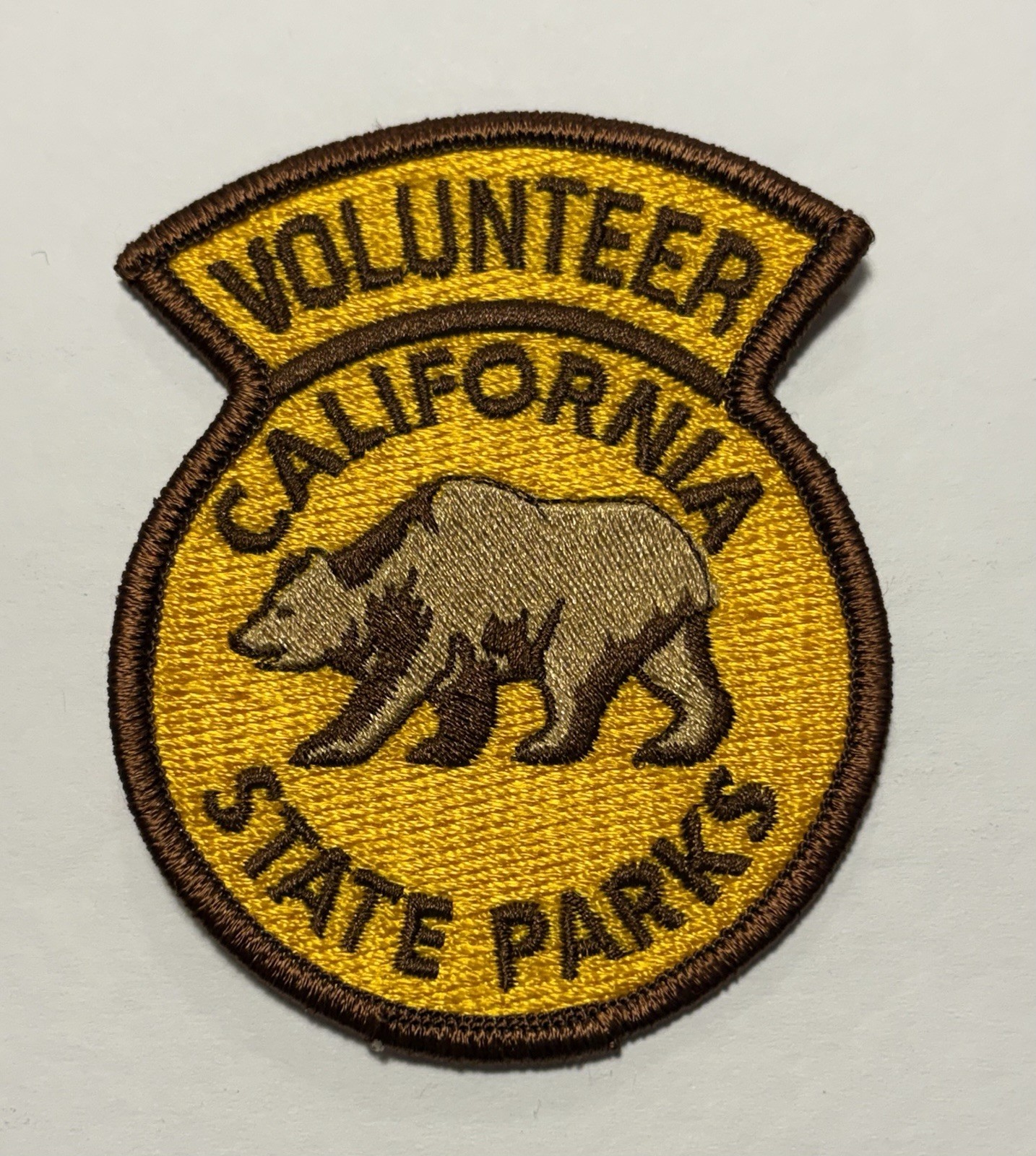 CALIFORNIA STATE PARKS SYSTEM VOLUNTEER WALKING BEAR SHOULDER PATCH #D116