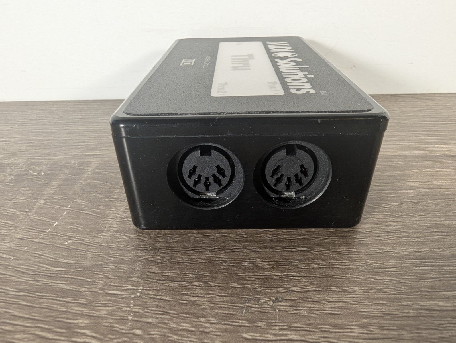 MIDI Solutions Thru Box 1 in 2 Out