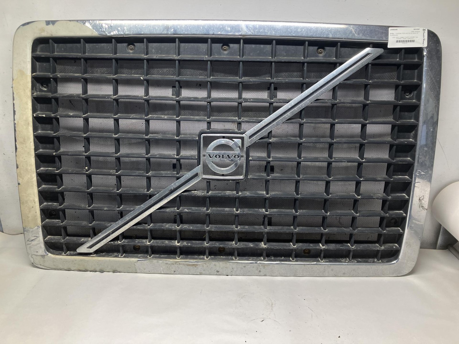 2003-2017 Volvo VNL Grille - Used | P/N VERIFY