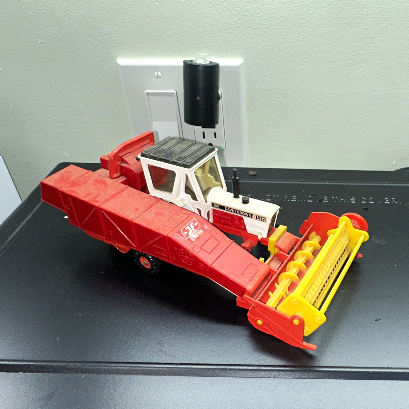 Corgi David Brown 1412 Combine Diecast Farm Vehicle Red/Yellow/White