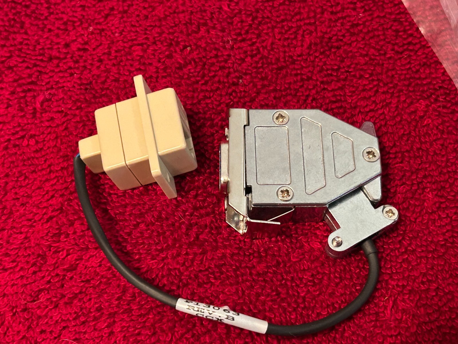 L-COM AVIONICS CONNECTOR P/N P13063 NEW SURPLUS