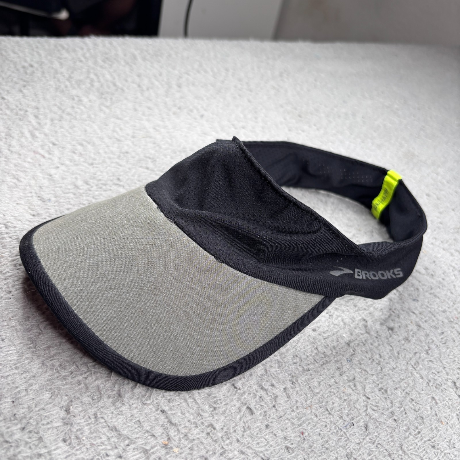 Brooks Visor Hat Adult One Size Fits All Black Lightweight Stretch Run Happy
