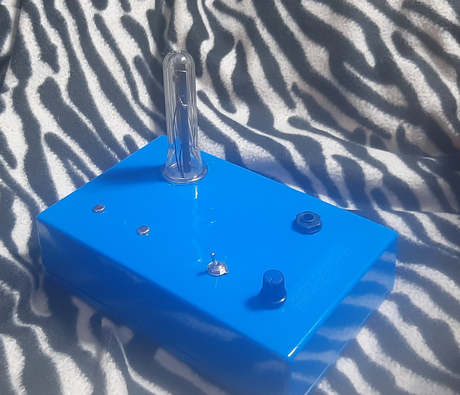 Stylophonic optical theremin synthesizer