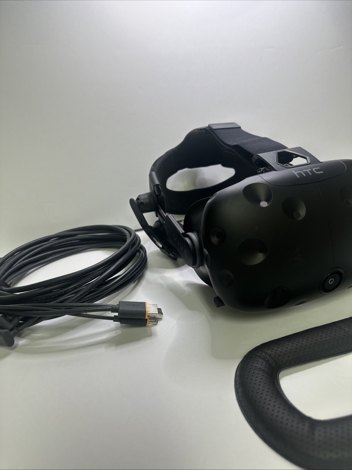 HTC Vive VR Headset W/ Deluxe Audio Strap, Link Box, Cables, New Face Pad