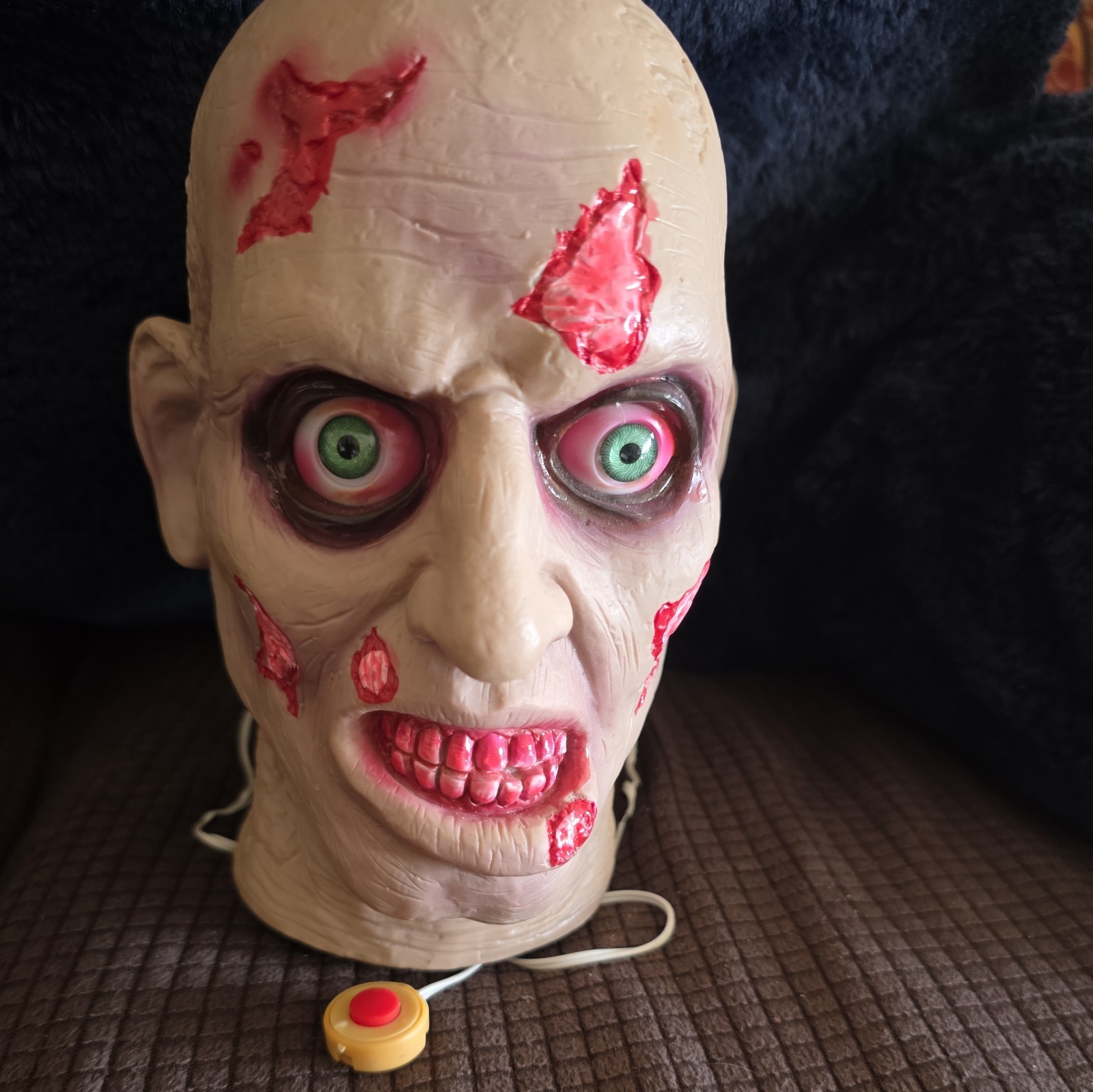 Light Up 7" Scary Zombie Head Halloween Prop With Scary Sounds - WORKS!