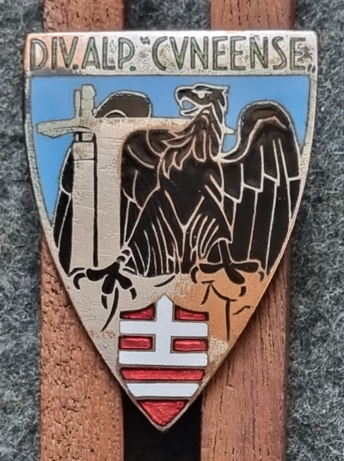 1940 ROYAL ARMY CUNEAN ALPINE DIVISION BADGE RUSSIAN ALPINE FRONT WW2
