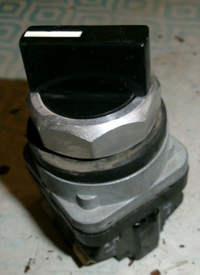 TEC SS-42-11 SELECTOR SWITCH 600VAC 250VDC (DR2E1)