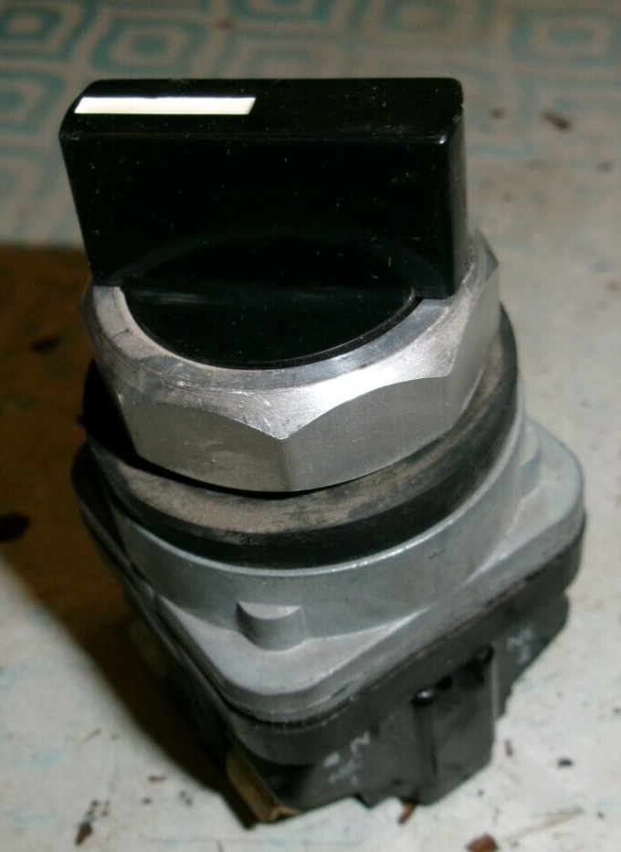 TEC SS-42-11 SELECTOR SWITCH 600VAC 250VDC (DR2E1)