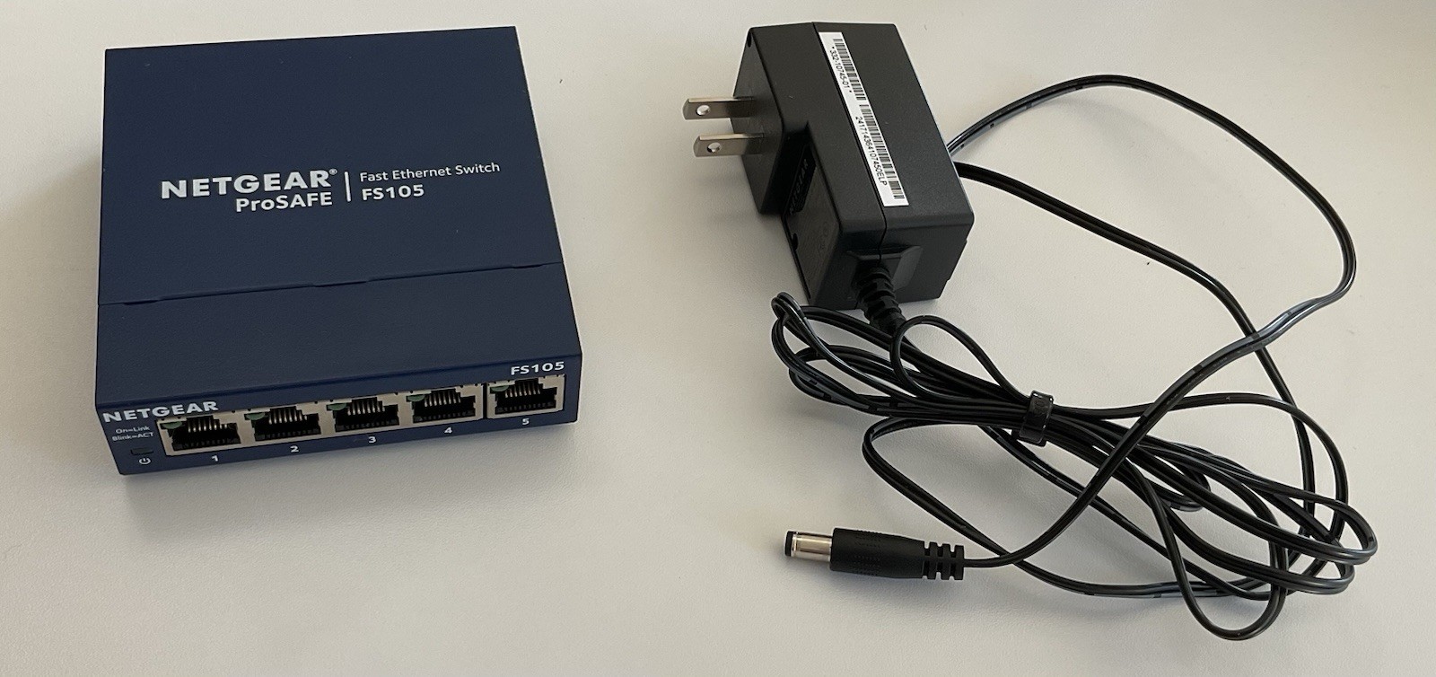 NETGEAR FS105 - 10 / 100 Mbps Fast Ethernet Network Switch w/AC Adapter