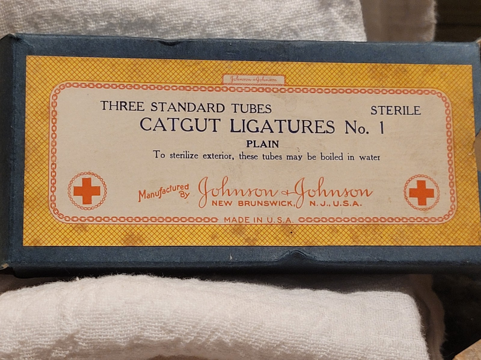 VINTAGE JOHNSON & JOHNSON CATGUT LIGATURES IN GLASS TUBE In ORIGINAL BOX