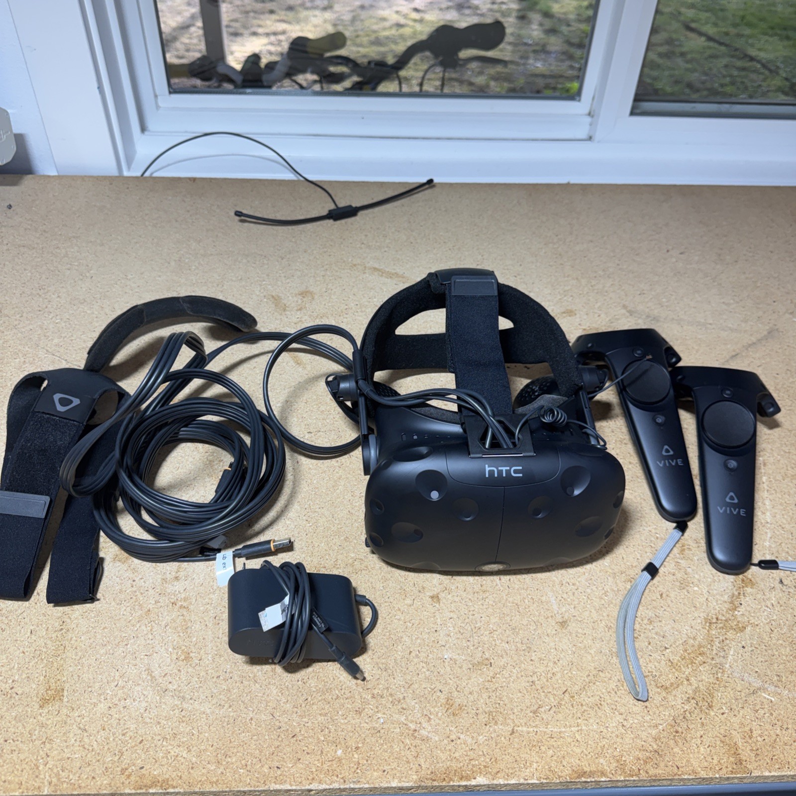 HTC Vive Virtual Reality Headset Bundle Untested