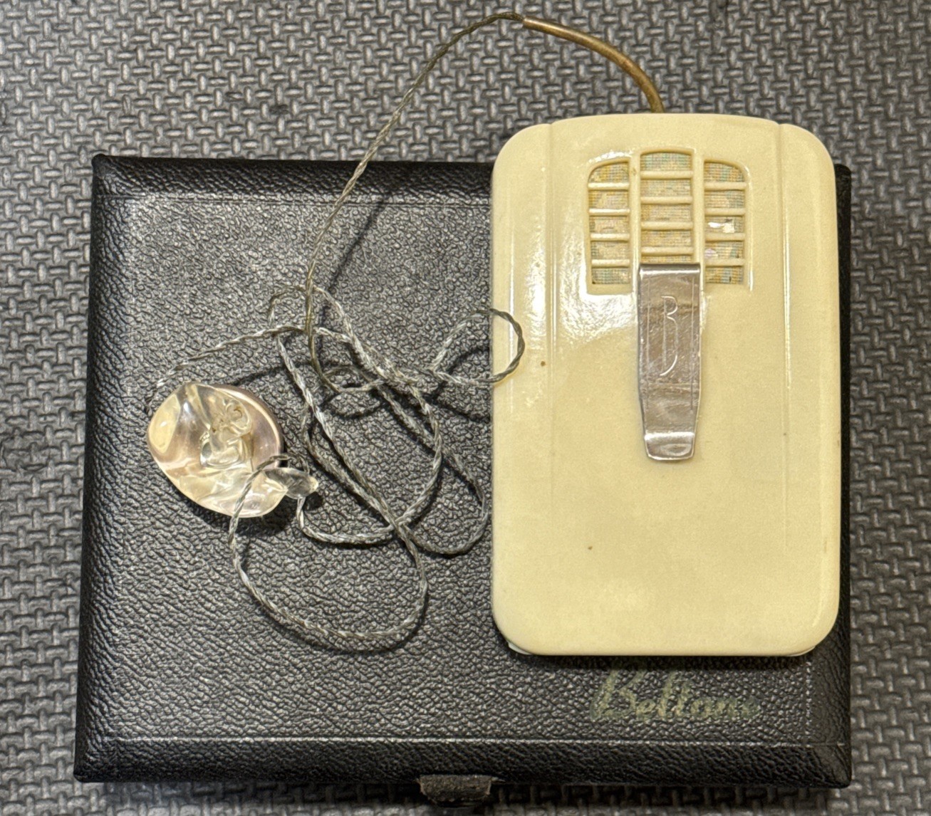 Vintage 1946 Beltone Harmony Magnetic Hearing Aid w/ Case Vac Tube *UNTESTED*