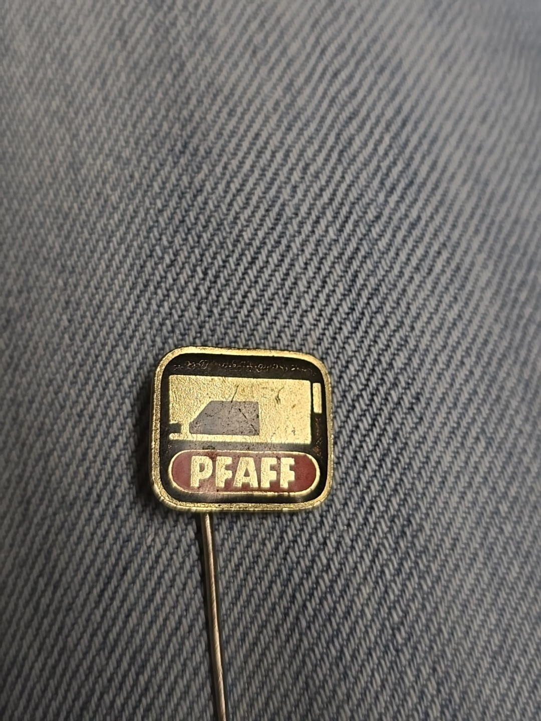 Vintage Pfaff Pin (99)