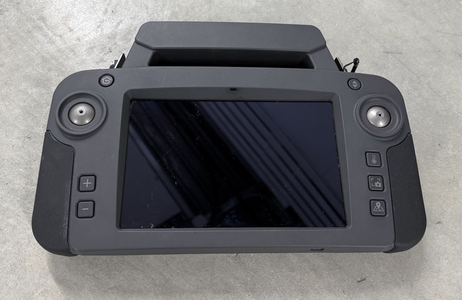 Skycontroller USA with an embedded 8″ display