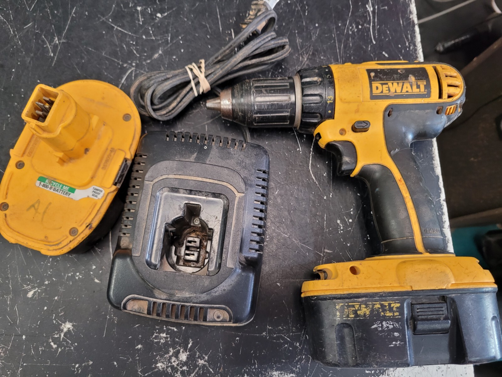 READ DeWALT DC720 18V 1/2" Cordless Drill Driver Set