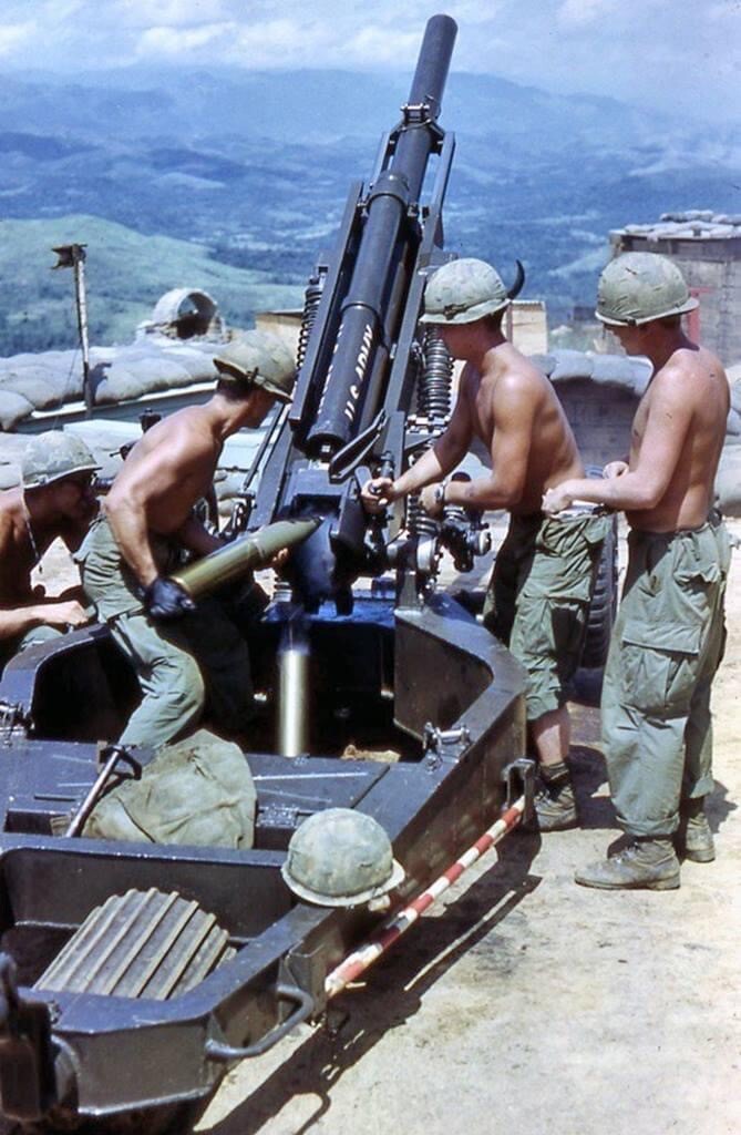 Vietnam War Photo  /  US Soldiers in Vietnam 105mm Howitzer  COLOR Photo  8316