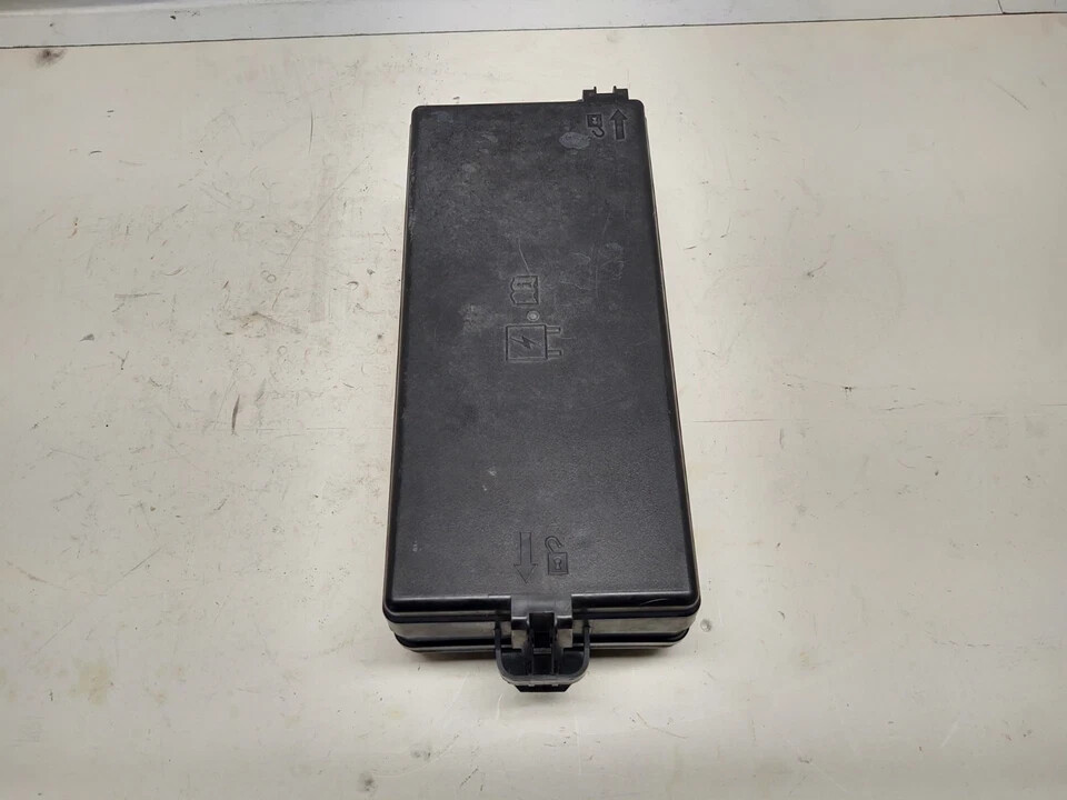 2005-2006 Ford Mustang Fuse Box Relay Module Engine Assembly OEM