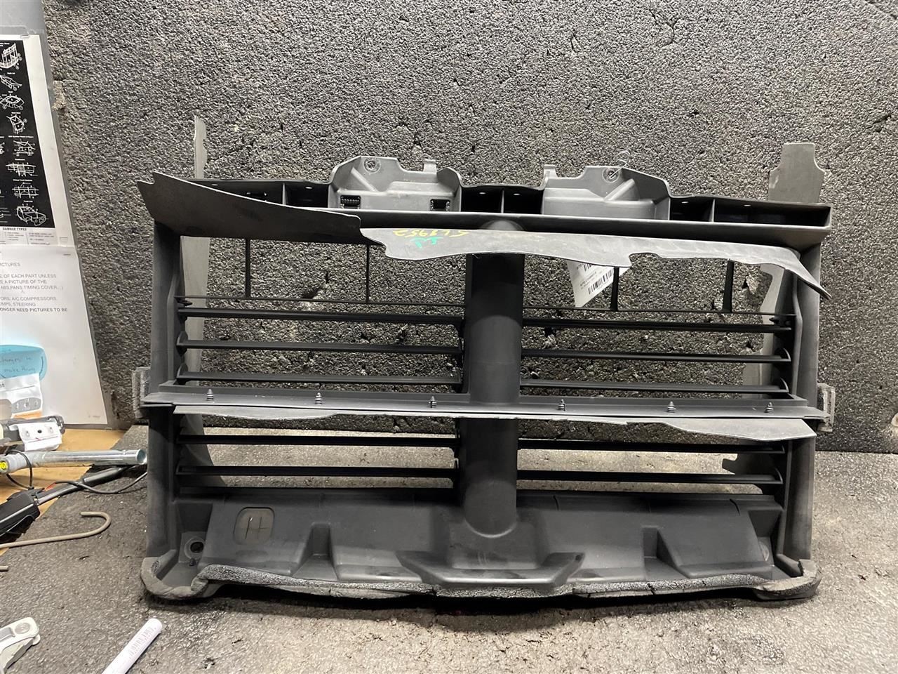 (LOCAL PICKUP ONLY) RAM1500   2015 Air Shutter 2078626