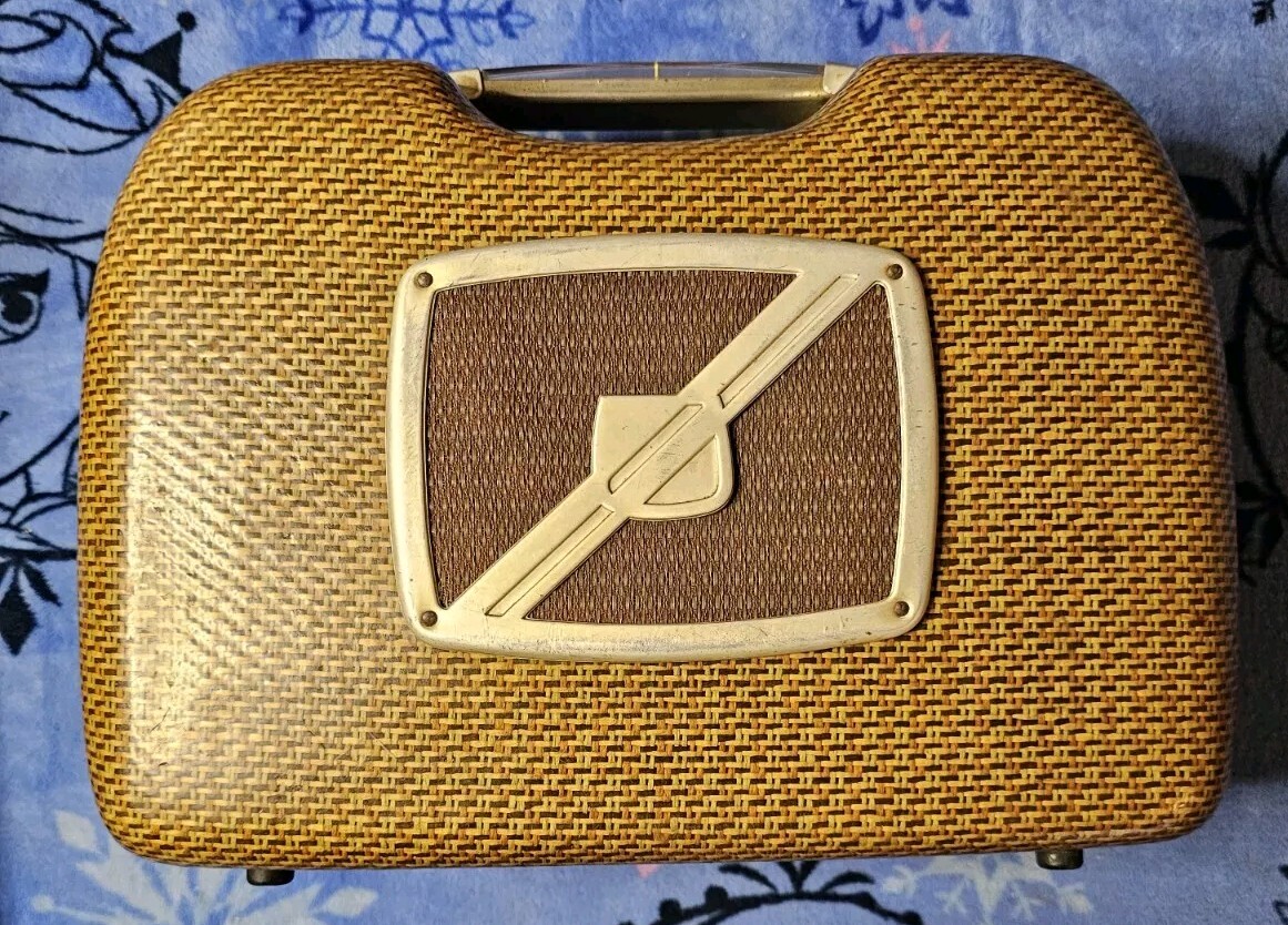 1948 Motorola model 68L11 5-Tube AC/Battery Portable Radio - Untested, AS/IS
