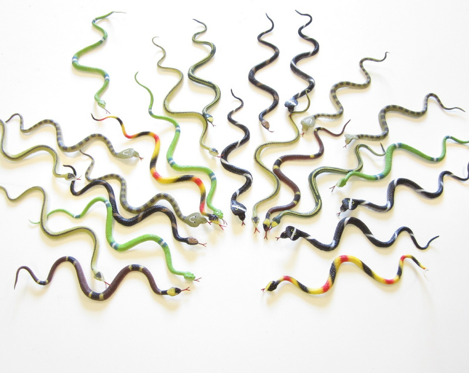 50 NEW RAIN FOREST RUBBER SNAKES 14" TOY REPTILE FAKE JUNGLE SNAKE WITH TONGUE