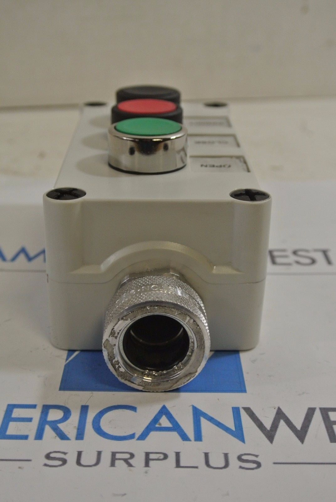 P9EPE03 General Electric 3 Position Pushbutton Enclosure 4x, 12 USED