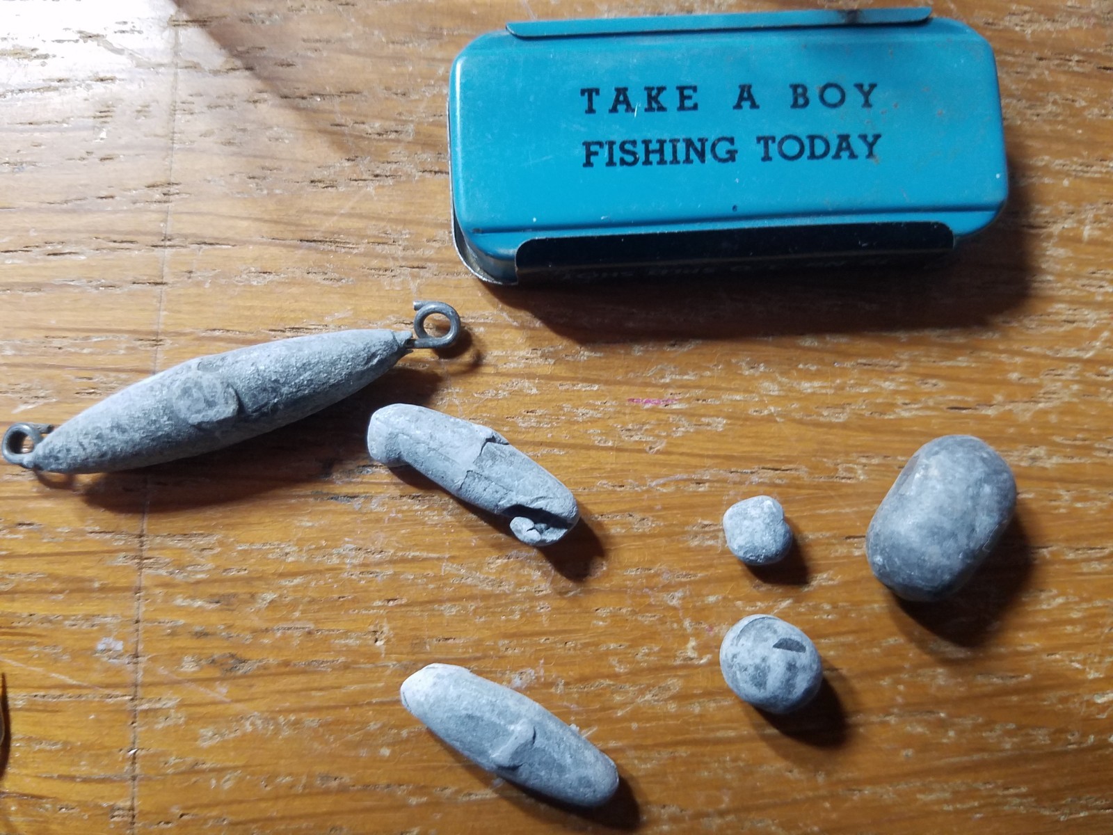 FISHING ITEMS IN DAMAGED PLASTIC CASE ***ASSORTED ITEMS*** VINTAGE