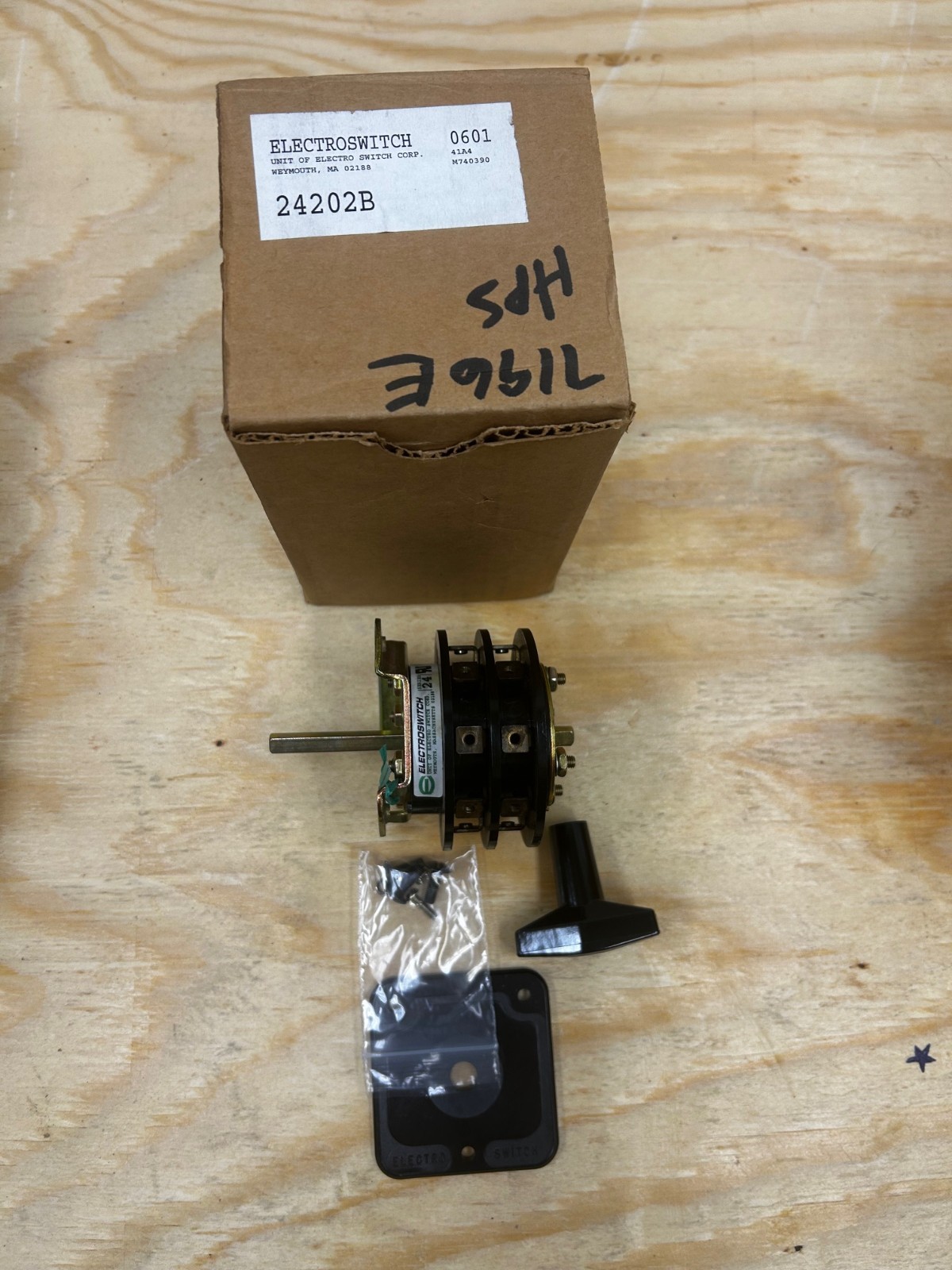 ElectroSwitch 24202B Rotary Knob Switch 8 Position 2 Stack Double