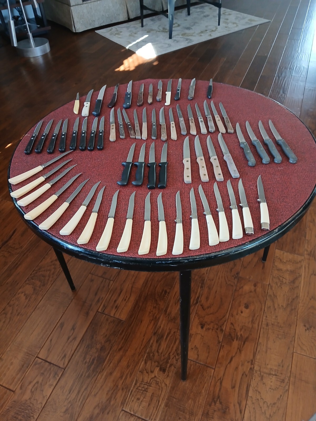 LOT OF 64 KNIVES, MOSTLY USA, JAPAN, TAIWAN, ENGLAND MOSTLY STEAK KNIVES