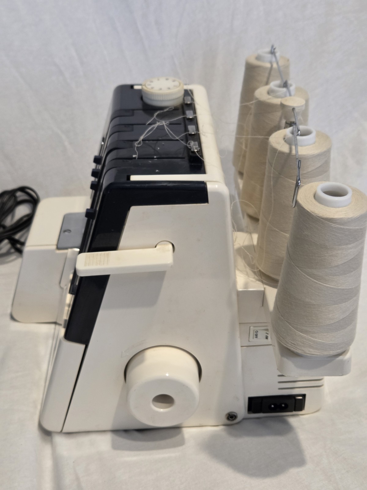 Huskylock 560 ED Electronic Serger Overlock Machine w/ Foot Pedal & Case