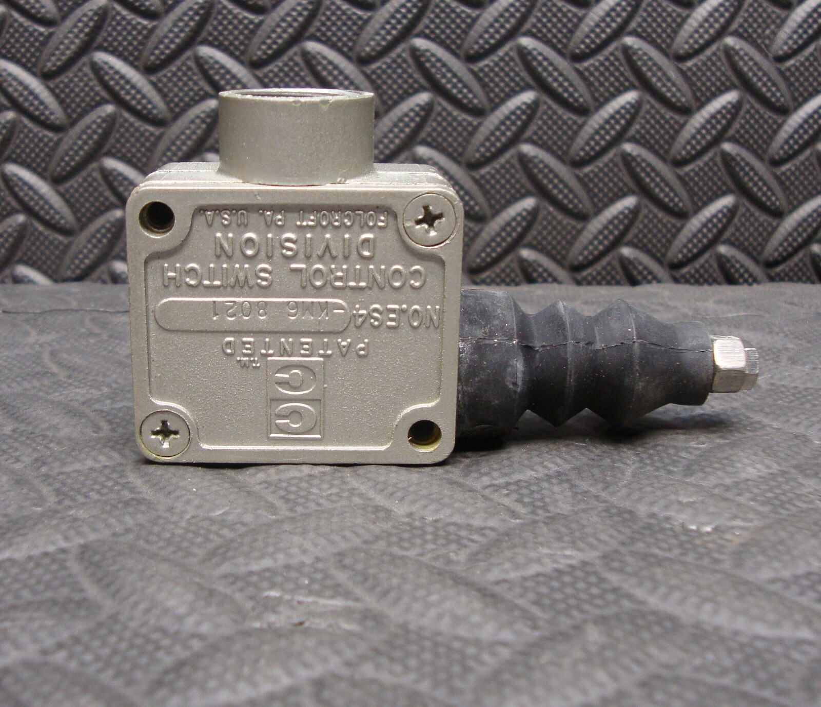 NEW Control Switch ES4-KM6 Limit Plunger Switch