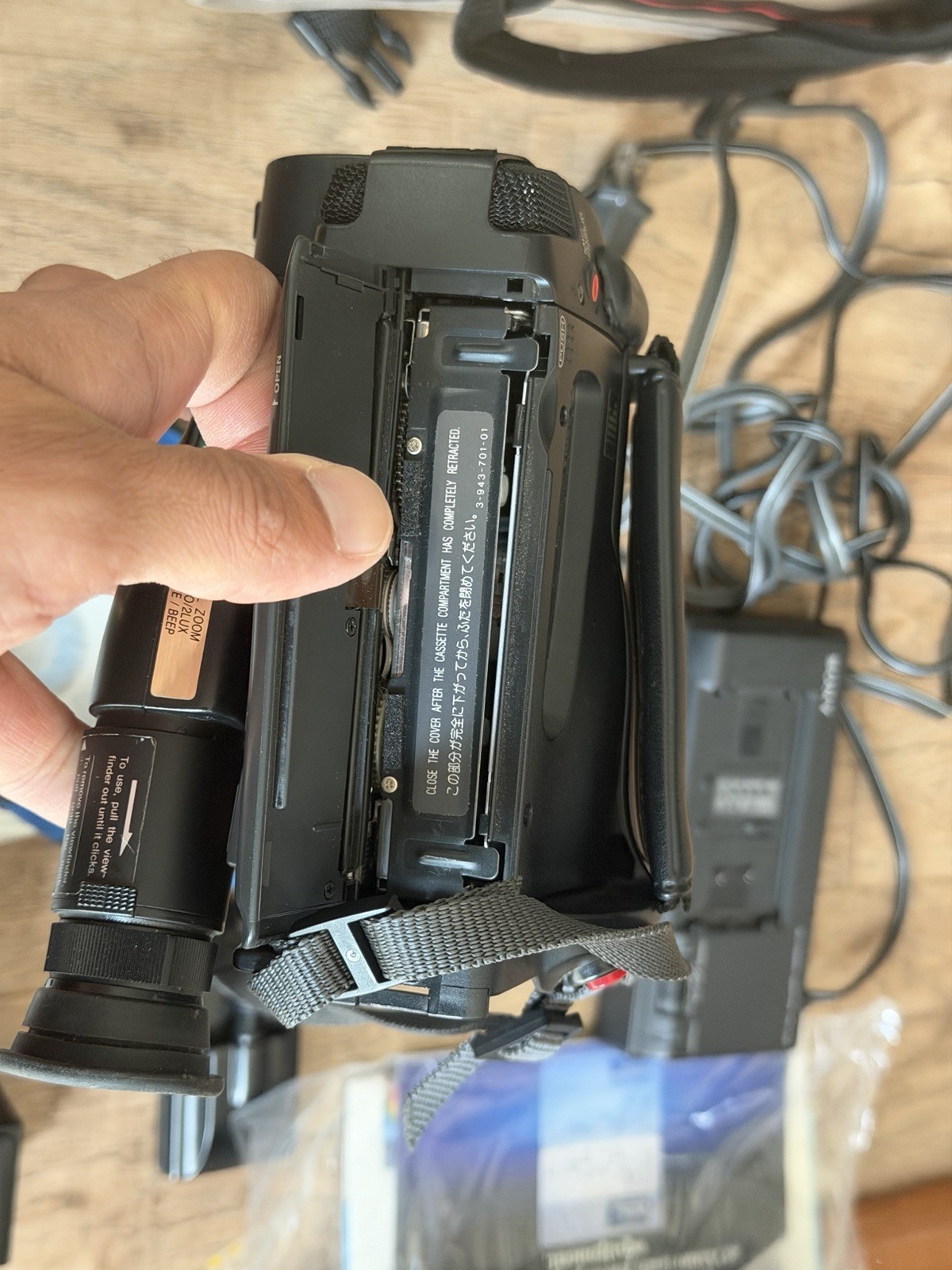 Sony Video 8 Handycam CCD-TR77 With Accessories READ DESCRIPTION