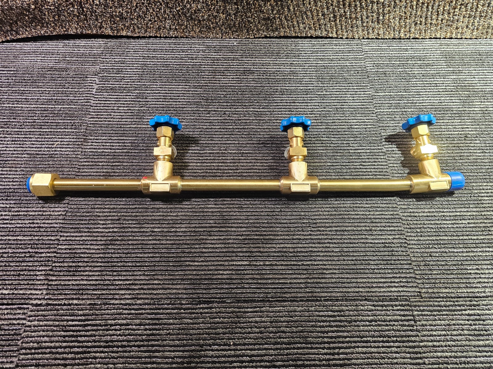 Oxygen Gas Manifold Connect 3- Valve Manifold 32-inch Overall Length, Brass