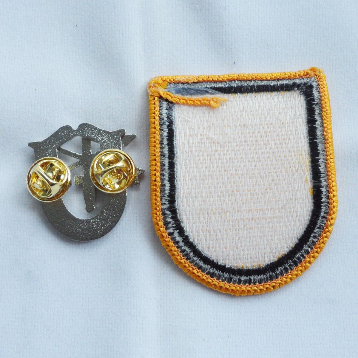 US Army Special Forces Cap Badge Pin 1st Special Forces Group Beret Flash