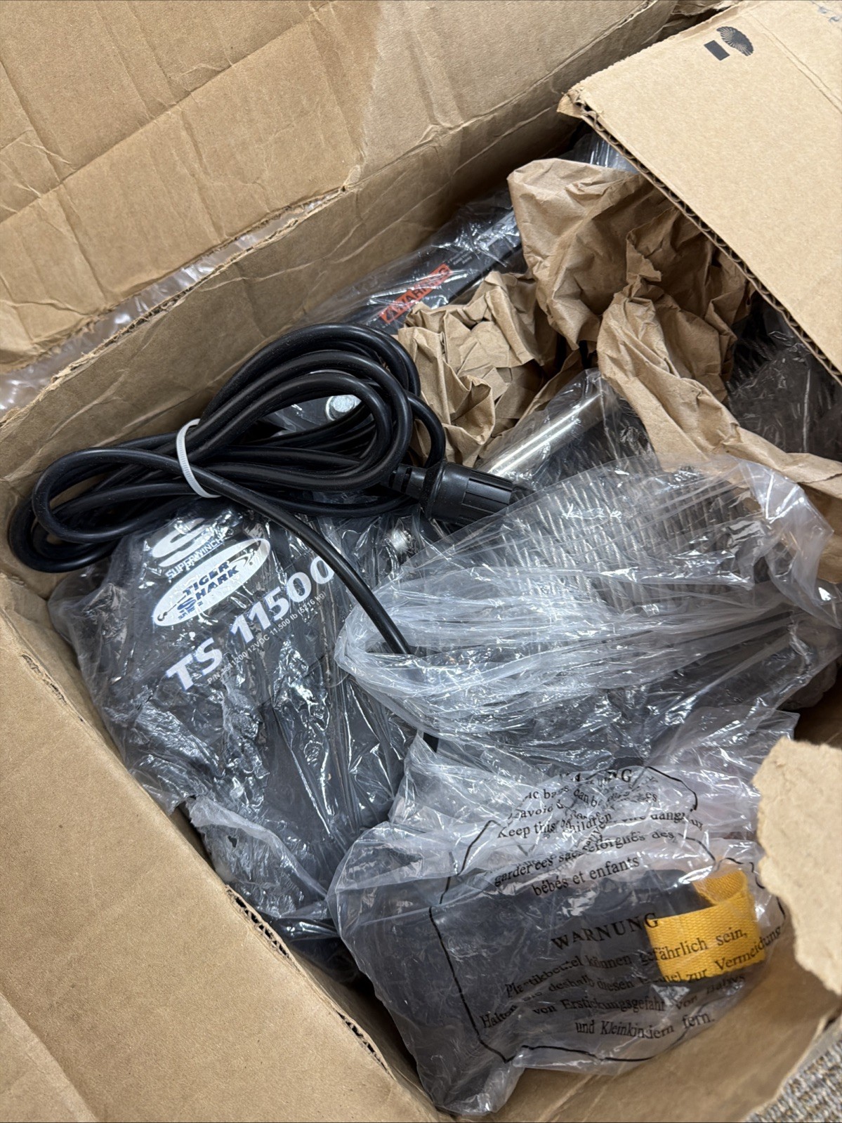 Superwinch Tiger Shark 12V DC Winch 11,500lb 5,216kg Steel Rope Wired Remote