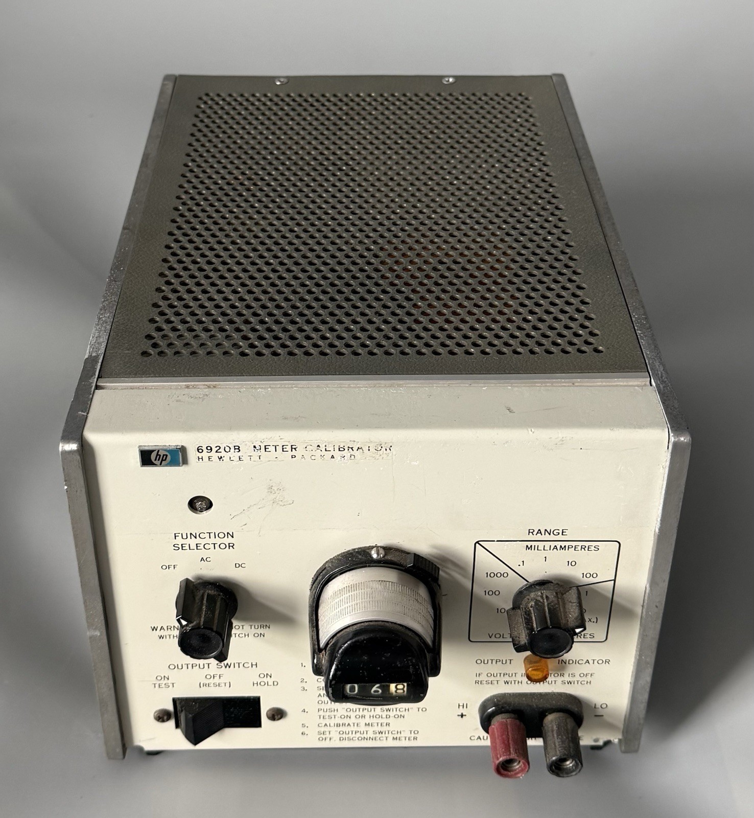 Parts/Repair Only — Power Tested — Hewlett-Packard HP 6920B Meter Calibrator