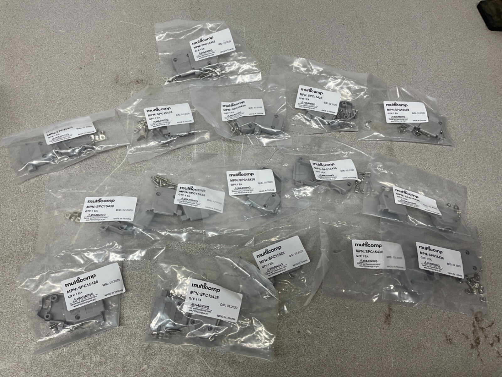 *NEW LOT OF 16* Multicomp SPC15438 15 Pin D-Sub Plastic Shell