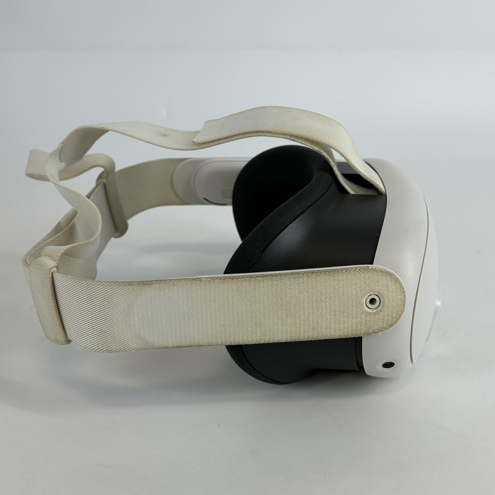 Meta Quest 3 VR Headset 128GB w/ Charger/Regular Strap - Good